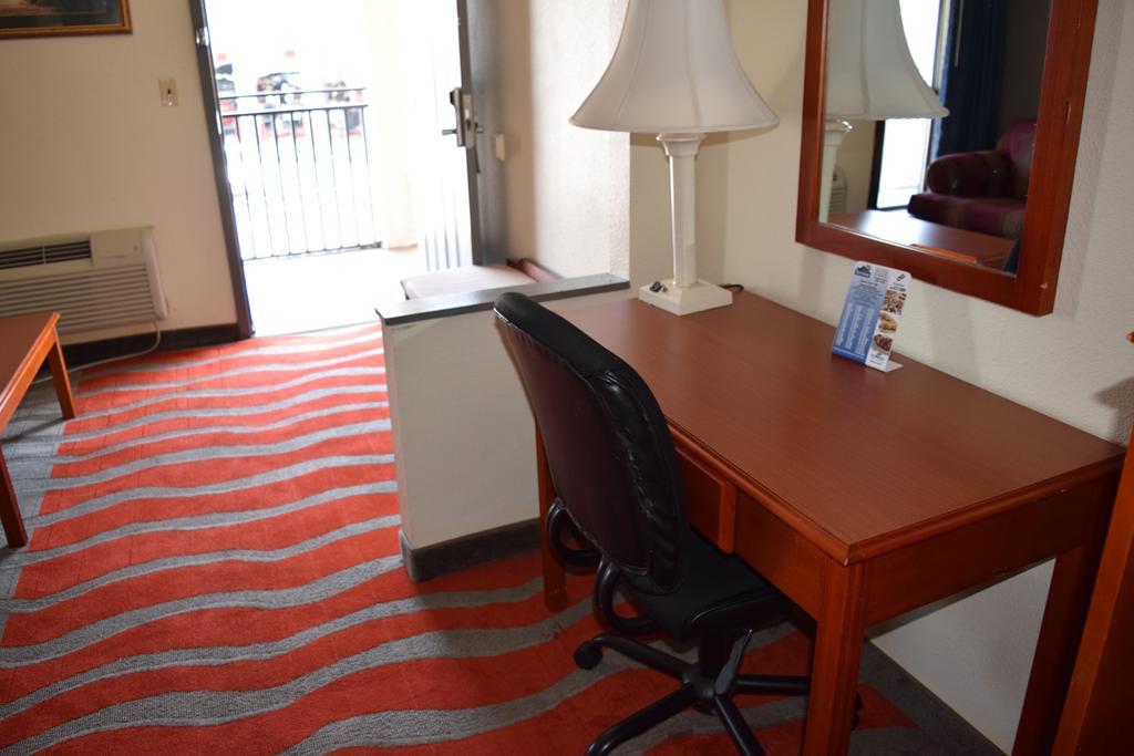 Travelodge Inn & Suites By Wyndham Norman Esterno foto