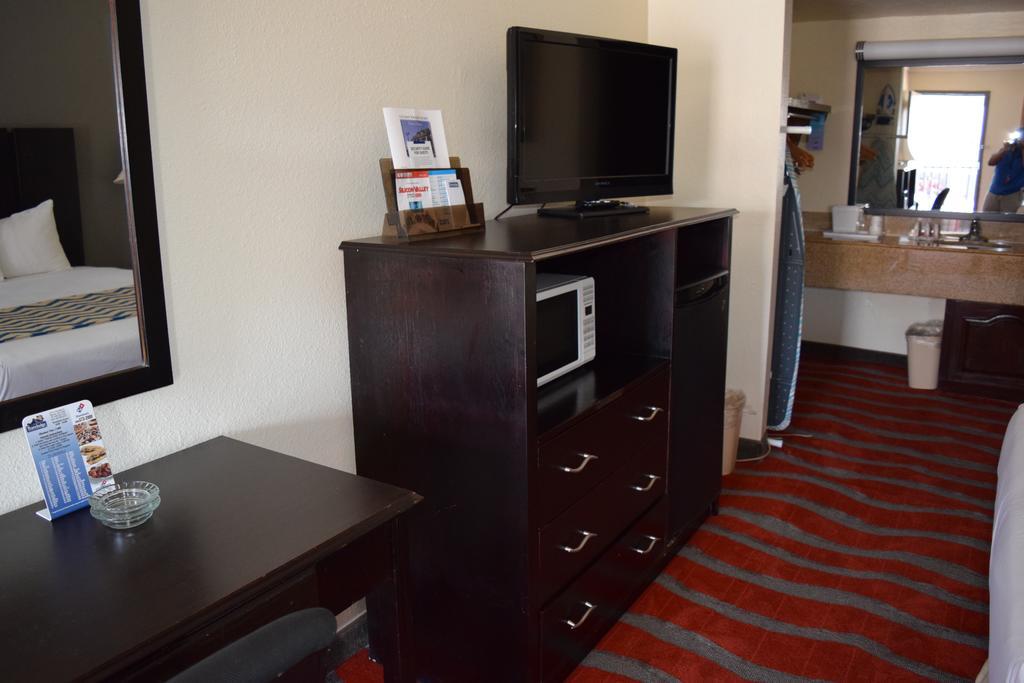 Travelodge Inn & Suites By Wyndham Norman Esterno foto