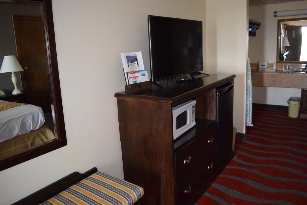 Travelodge Inn & Suites By Wyndham Norman Esterno foto